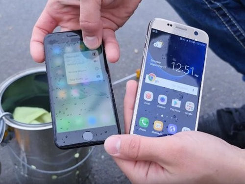 Блогер проверил водой iPhone 7 и Galaxy S7 (видеохит)