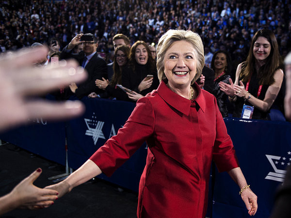 Клинтон снова опережает Трампа перед дебатами — соцопрос