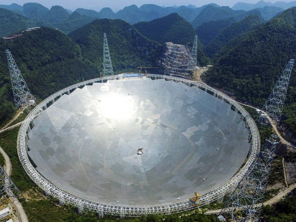 В Китае запустили самый крупный в мире радиотелескоп (фото)
