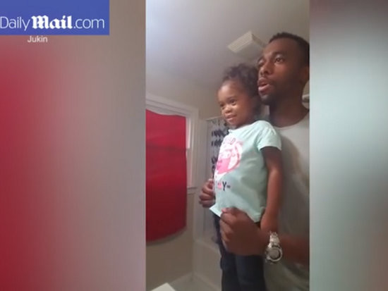 Пользователей соцсетей покорил отец, который учил свою дочку верить в себя (видео)