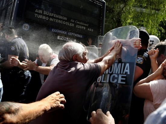 В Греции силовики разогнали пенсионеров слезоточивым газом (видео)