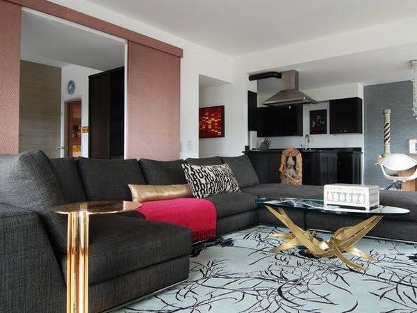 Диван в интерьере: практичное решение