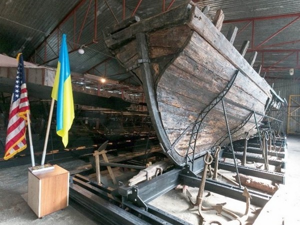 В Запорожье историки отреставрировали казацкий корабль (видео)