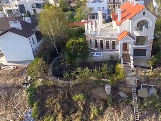 Под Одессой элитные коттеджи сползают в море (видео)