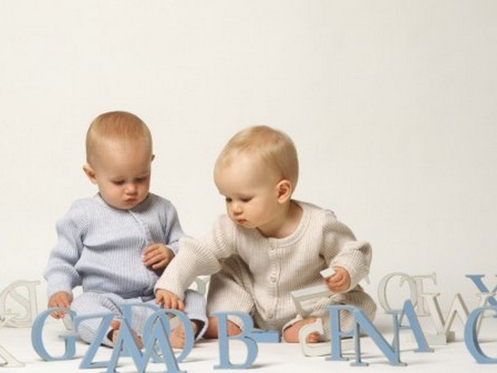 Дети начинают запомнить слова еще в шесть месяцев — ученые