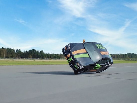 Финский каскадер установил новые рекорд скорости езды на двух колесах (видео)