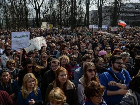 В Польше проходит всеобщая забастовка женщин против запрета абортов