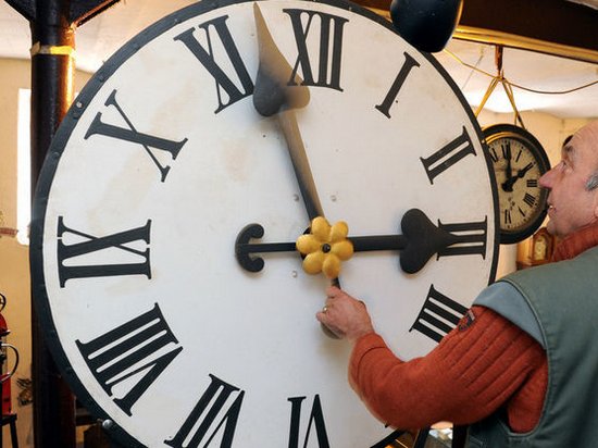 В правительстве рассказали, как будет дальше будут переводить часы в Украине