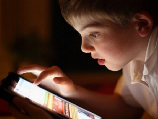 Названа опасность использования гаджетов детьми перед сном