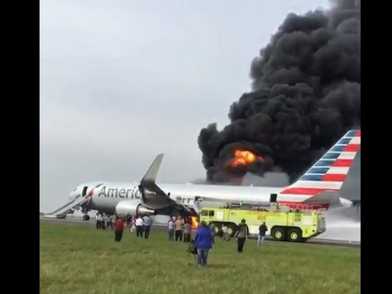 В Чикаго при взлете загорелся Boeing-767 (видео)