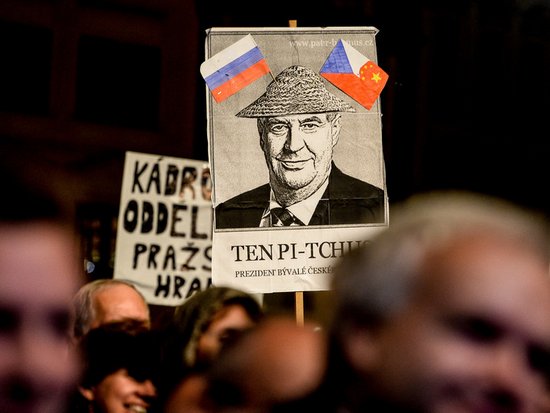 В Чехии прошел масштабный митинг: не хотим Земана, Россию и Китай (фото)