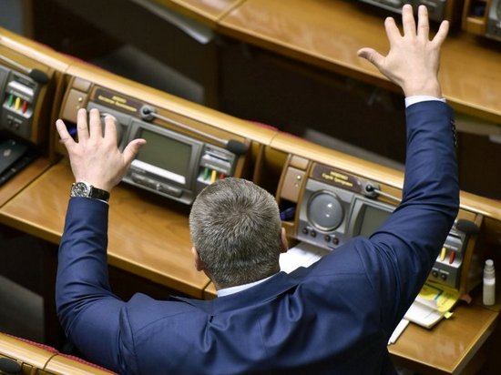 Рада отменила повышение зарплат народным избранникам
