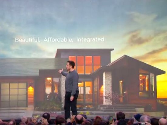 В Калифорнии Илон Маск представил солнечную крышу (видео)
