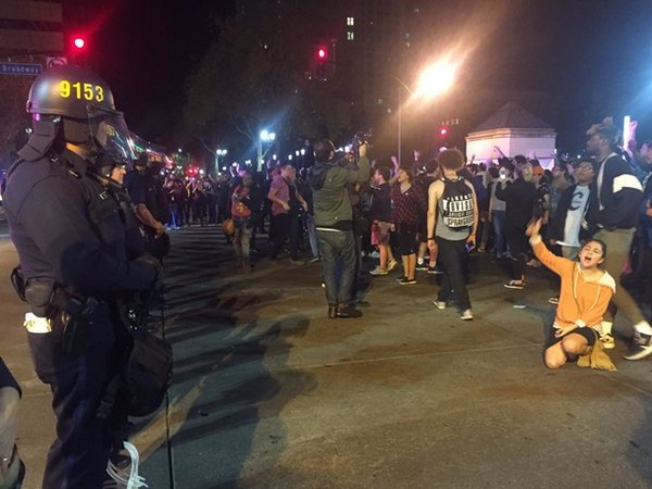 В США начались массовые протесты после победы Дональда Трампа (видео)