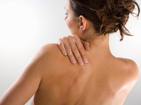 Медики рассказали, почему возникают прыщи на теле