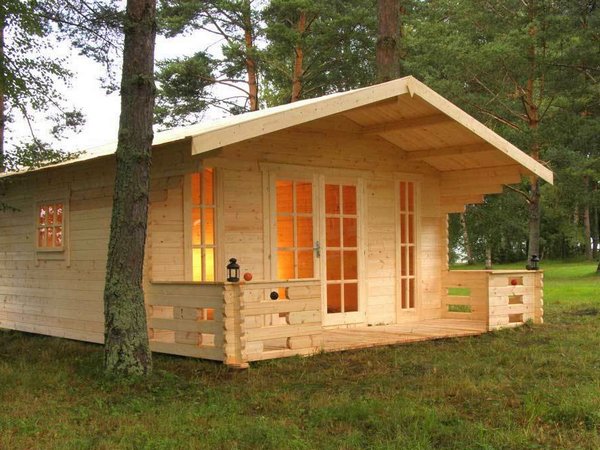 Садовый домик на дачном участке: особенности построения и обустройства