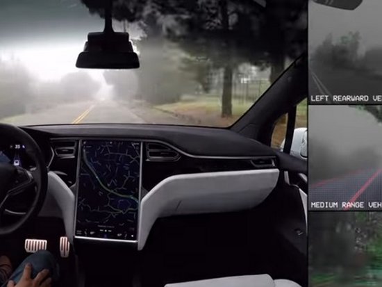 Tesla показала, как работает автопилот (видео)