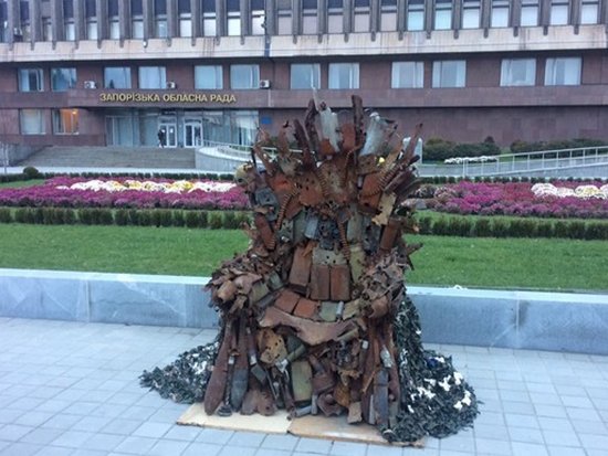 «Железный трон» из зоны АТО продали на аукционе за 150 тысяч (видео)