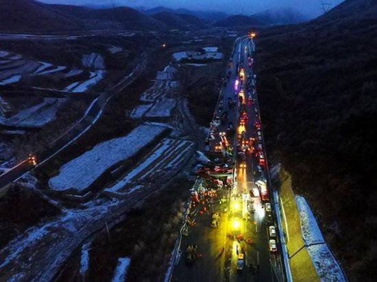 В Китае из-за мокрого снега столкнулись более 50 авто: 17 человек погибли