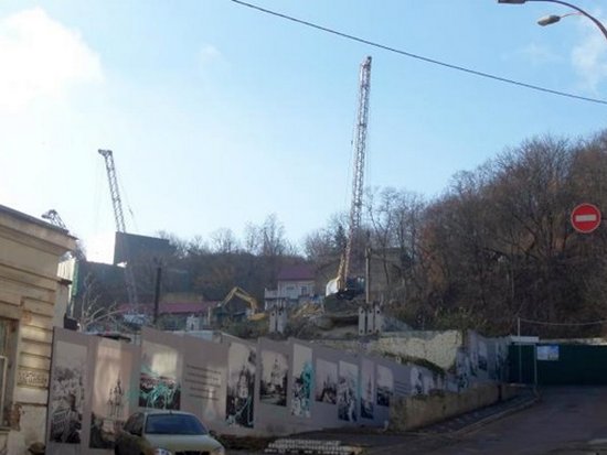 В Киеве на Андреевском спуске рядом со скандальным театром начали строить отель