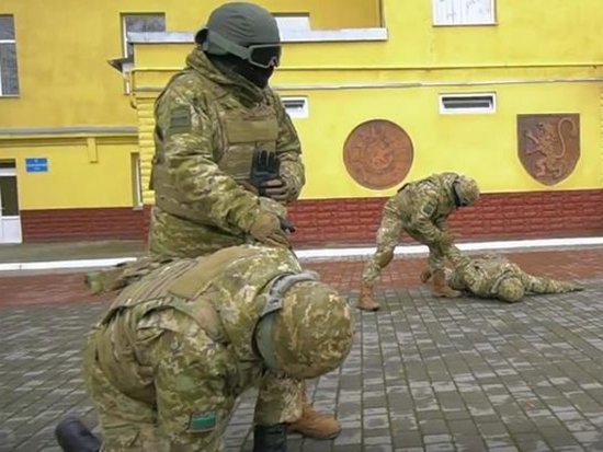 Украинские пограничники приняли участие в оригинальном «манекен-флешмобе»