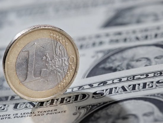 По итогам референдума в Италии евро упал по отношению к доллару