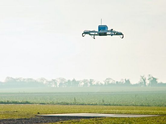 Компания Amazon впервые доставила посылку с помощью дрона (видео)