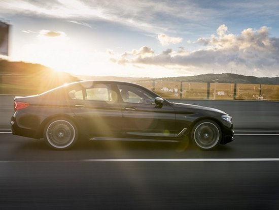 BMW представила мощный обновленный седан M550i xDriveм (фото)