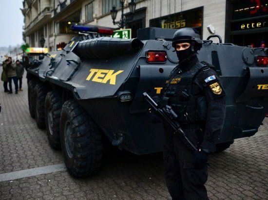 В Будапеште на улицы вывели бронетехнику (фото)
