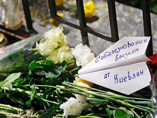 Крушение российского Ту-154: украинцы несут цветы к посольству РФ в Киеве