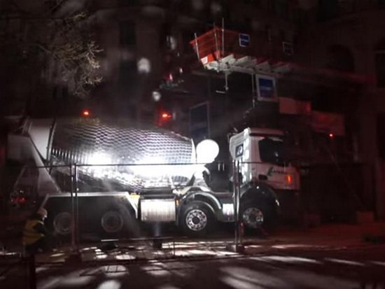 Французский художник превратил бетономешалку в дискотечный шар (видео)