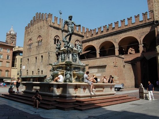 Соцсеть Facebook запретила фото статуи Нептуна за «обнаженку»