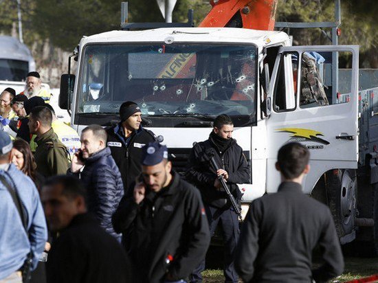 В Иерусалиме террорист на грузовике въехал в военных (видео)