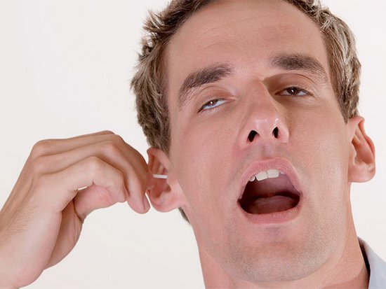 Медики посоветовали отказаться от ушных палочек
