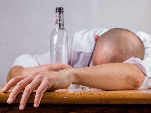 Алкоголизм: основные симптомы и стадии заболевания