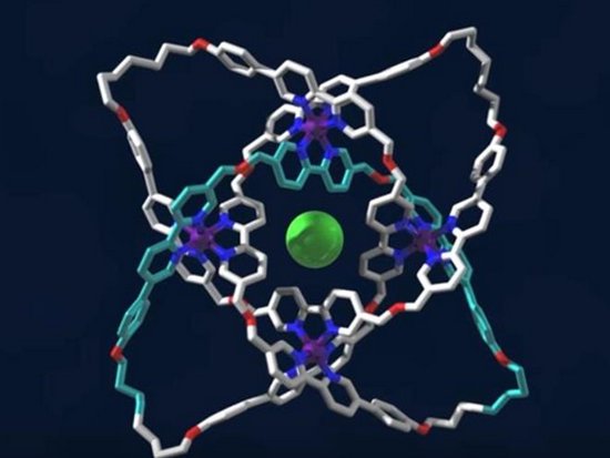 Ученым удалось завязать молекулы кельтским узлом (видео)