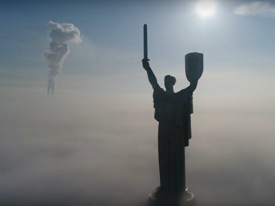 В Сети опубликовали захватывающее видео Киева в тумане, снятое с беспилотника
