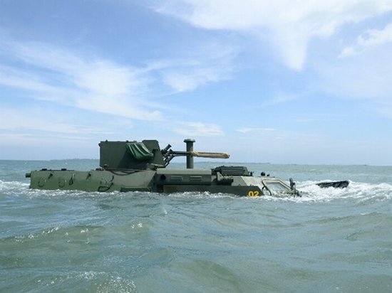 Украинские БТР успешно испытали на побережье Яванского моря в Индонезии (фото)