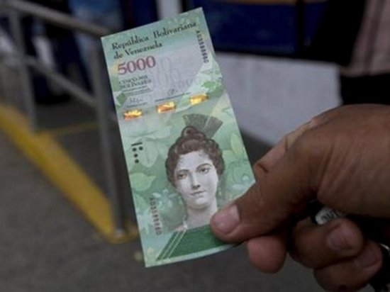 В Венесуэле выпустили вертикальные денежные банкноты (видео)