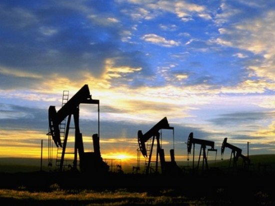Нефть на мировых рынках продолжает дешеветь на статистике из США
