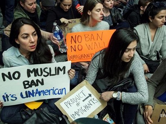Федеральный суд в Нью-Йорке временно отменил указ Дональда Трампа о мигрантах