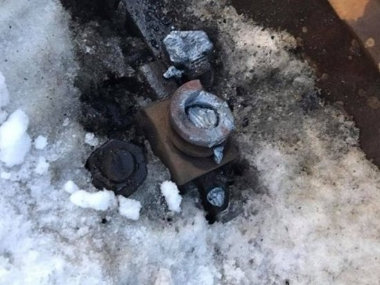 Блокада Донбасса: неизвестные разрезали рельсы (фото)