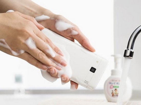 Японцы создали смартфон, который можно помыть