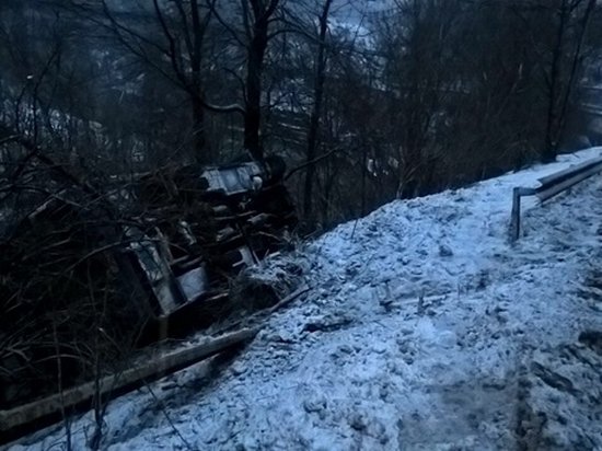 В Закарпатье рейсовый автобус сорвался в обрыв