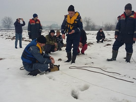 В Закарпатье спасатели начали взрывать лед на реках (видео)