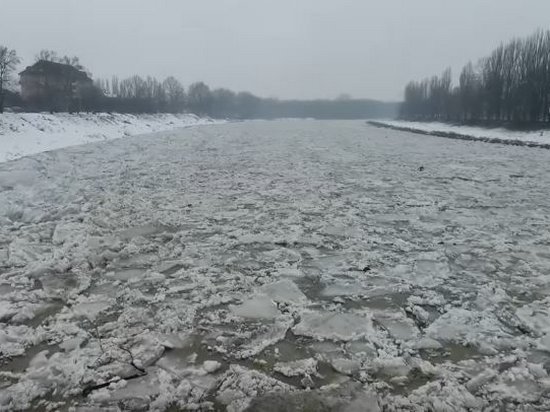 Завораживающее видео движения ледяных глыб на речке Уж запечатлели с высоты (видео)