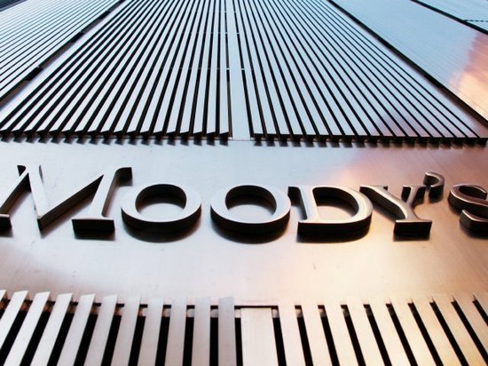 Агентство Moody's улучшило прогноз рейтингов России до стабильного