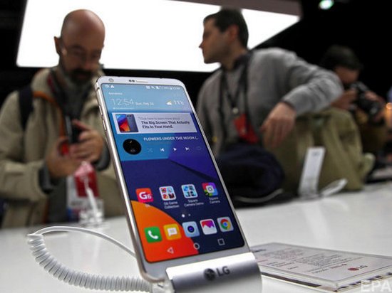 Смартфон LG G6 ножом проверили на устойчивость к царапинам (видео)