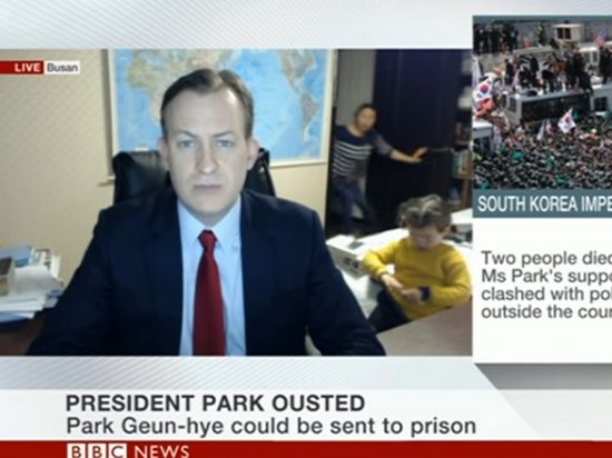 Дети сорвали прямой эфир ведущего новостей BBC (видео)