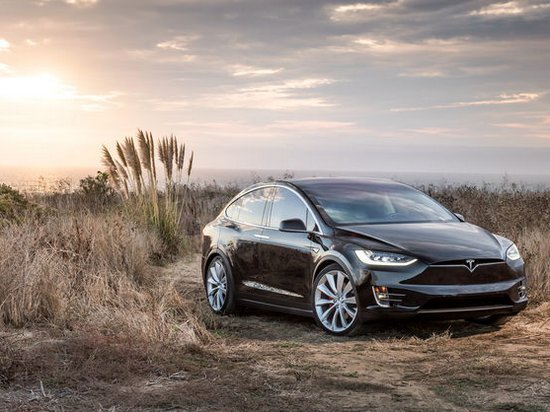 Компания Tesla представит электрический кроссовер в 2018 году